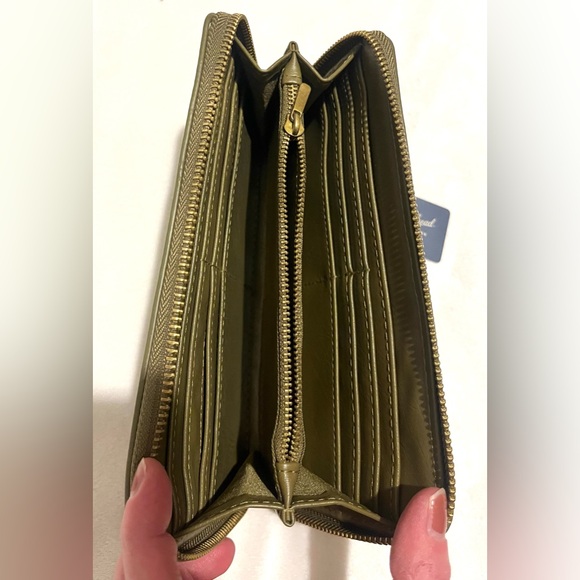 Universal Thread Olive Green Wallet with Gold Zipper Accents New with Tags NWT - Picture 10 of 14